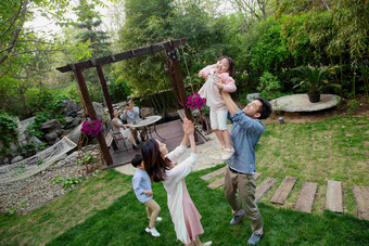 快乐家庭在庭院里玩耍