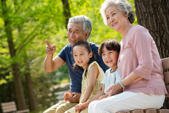 老年夫妇带着孩子们<strong>郊游</strong>