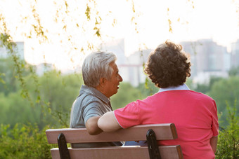 <strong>幸福</strong>的老年夫妇坐在公园里