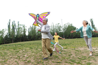 老年夫妇带着孙女在公园里<strong>放风筝</strong>