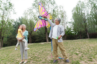 老年夫妇带着孙女在公园里<strong>放风筝</strong>