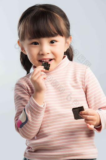 可爱的小女孩正在吃零食
