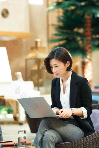<strong>商务</strong>女士使用笔记本电脑