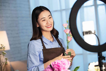 青年女人在线直播插花艺术