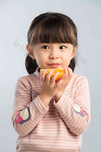 小女孩吃水果
