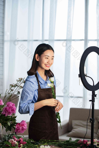 青年女人在线直播插花艺术