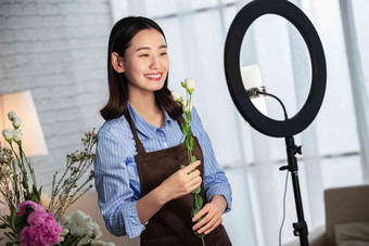 青年女人在线直播插花艺术