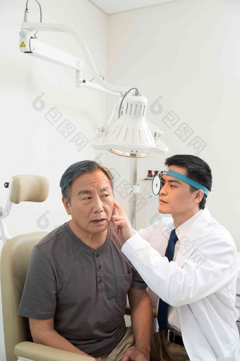 医生给患者检查耳朵