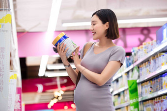 孕妇在超市购物