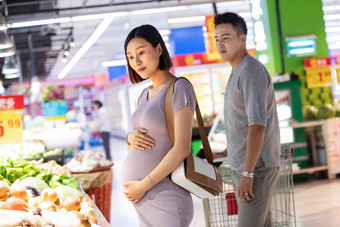 孕妇和丈夫逛超市