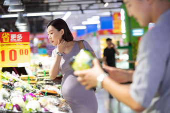 孕妇和丈夫逛超市