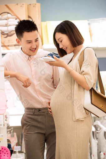 孕妇和丈夫购买婴儿用品
