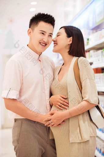 孕妇和丈夫在超市购物
