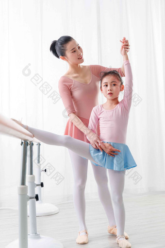 年轻<strong>舞蹈</strong>老师教小女孩跳舞