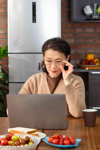 休闲的老年女人使用笔记本电脑