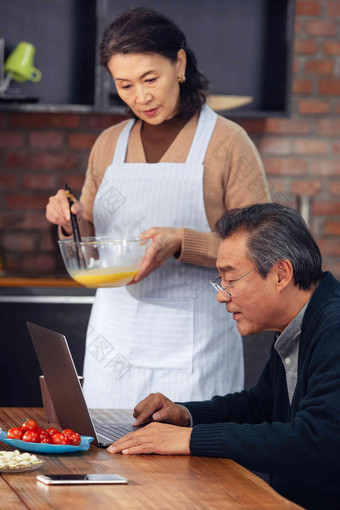 幸福老年夫妇的家庭生活