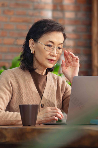 休闲<strong>的</strong>老年女人使用笔记本电脑