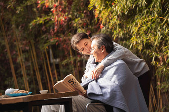 幸福的老年夫妇在户外看书