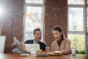 老年夫妇在家中享用早餐