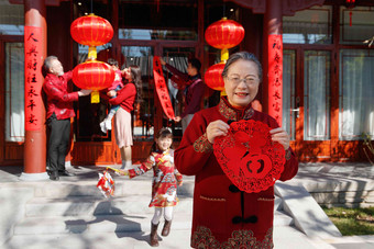 幸福的大家庭布置<strong>迎新年</strong>