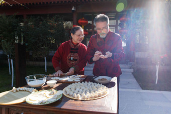 幸福的老年夫妇过年包饺子