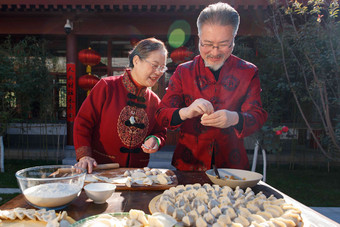 幸福的老年夫妇过年包饺子