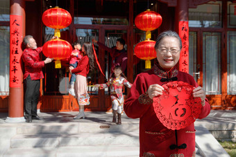 幸福的大家庭布置迎新年