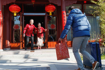 青年男人过年回家和父母团聚