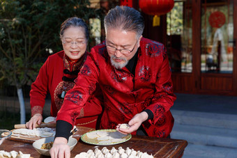 幸福的老年夫妇过年包饺子