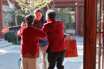 青年男人过年<strong>回家</strong>和父母团聚