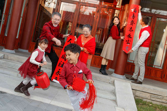 幸福的大家庭贴春联庆祝新年