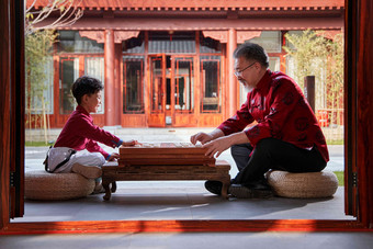 祖孙俩在庭院里下象棋