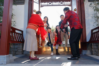 幸福家庭回家与老人团聚过新年