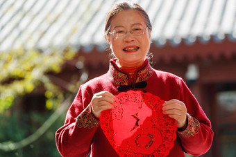 老年女人手拿窗花庆祝新年