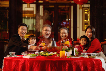 东方家庭在中式庭院内干杯庆祝新年