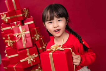 快乐的小女孩收到许多节日礼物