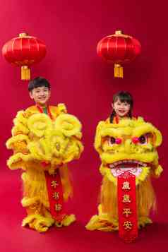 欢乐的男孩女孩舞狮庆祝新年