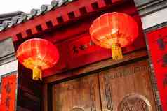 中式庭院门前挂的红灯笼