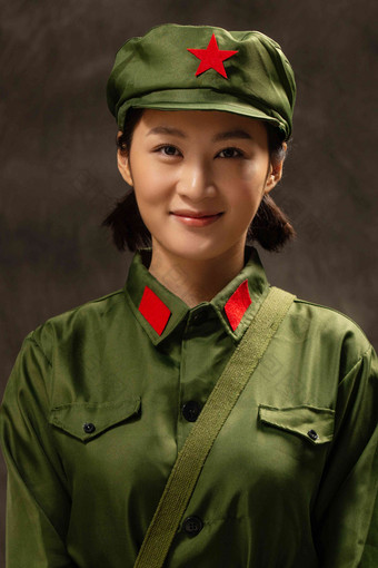 青年女人的军装形象