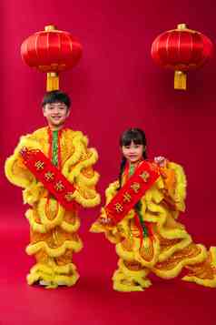 欢乐的男孩女孩舞狮庆祝新年