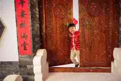 中式庭院门口的快乐男孩