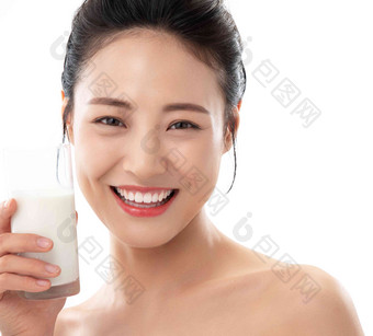 青年女人喝牛奶