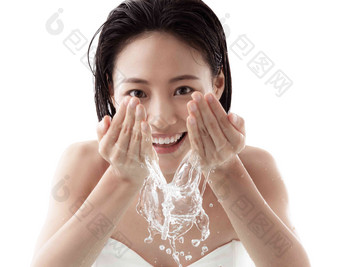 年轻女人洗脸
