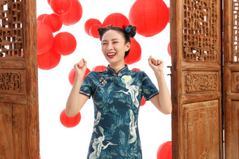 站在中式门前的快乐女人