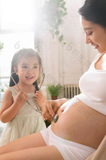孕妇妈妈和小女孩