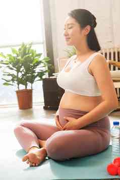 孕妇在室内健身