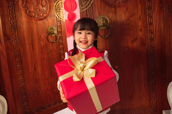 <strong>拜年</strong>的可爱小女孩拿着礼品盒