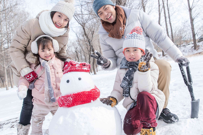 欢乐家庭在雪地里堆雪人女孩氛围场景