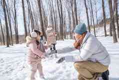 快乐的一家人在雪地里玩耍