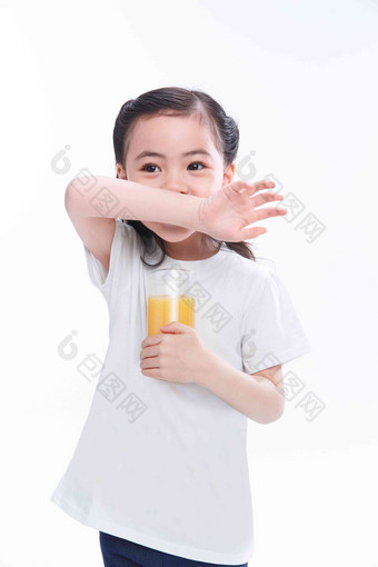 可爱的小女孩喝果汁